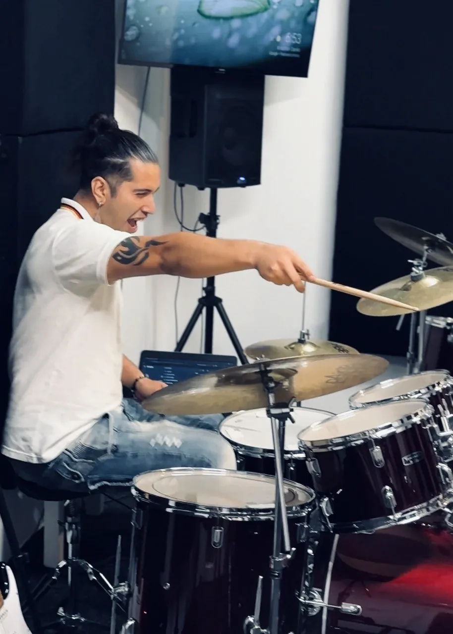 Professor de Jambala explicant un ritme a la bateria
