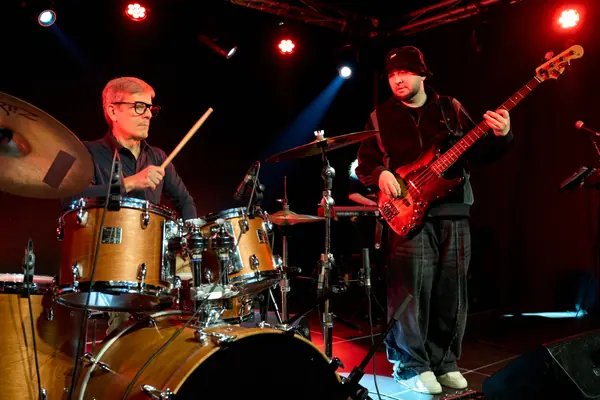 Alumne de guitarra tocant en directe amb la banda