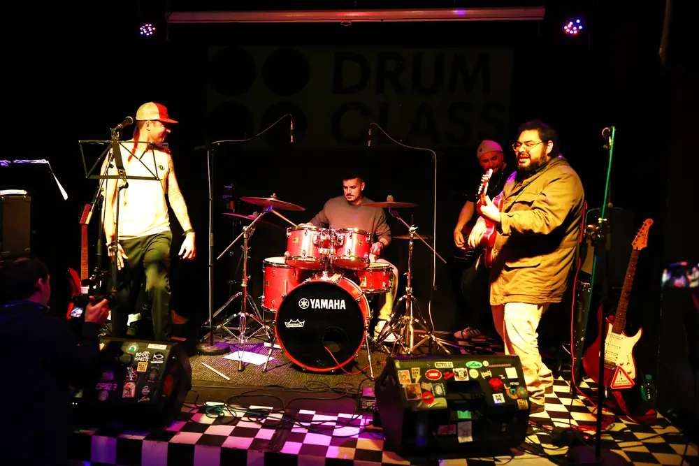 Alumnes de Jambala tocant junts bateria, guitarra i veu