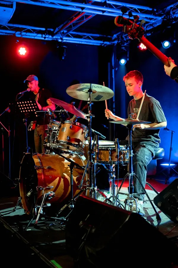 Alumne tocant en directe en un concert de Jambala