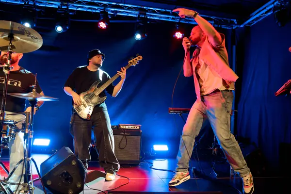 Alumnes de guitarra improvisant a l’escenari