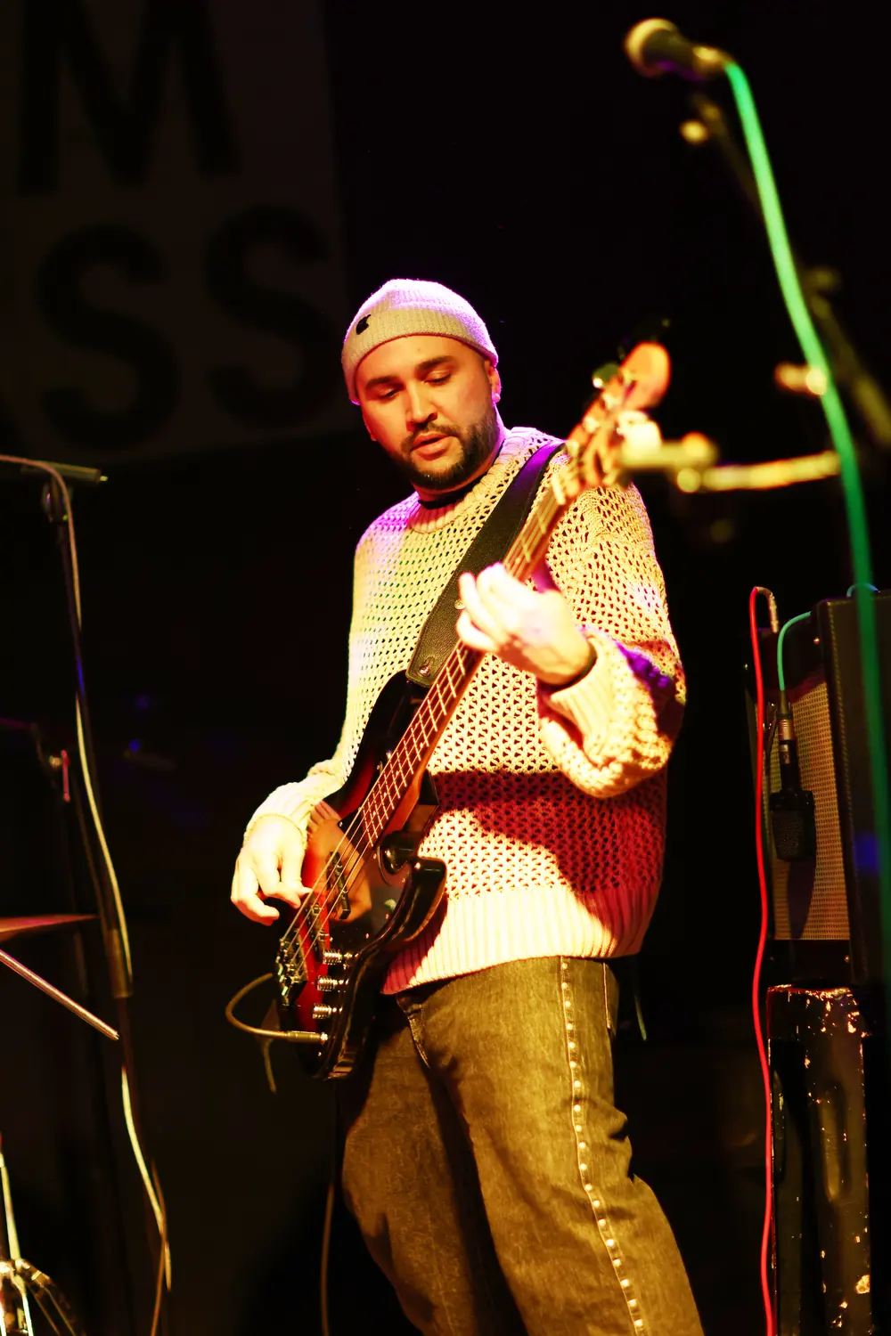 Alumne de classes de guitarra tocant en directe a Jambala