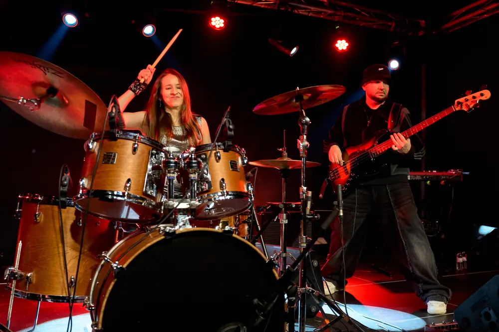 Alumnes de l'escola de música Jambala tocant bateria i guitarra en un concert a L'Hospitalet