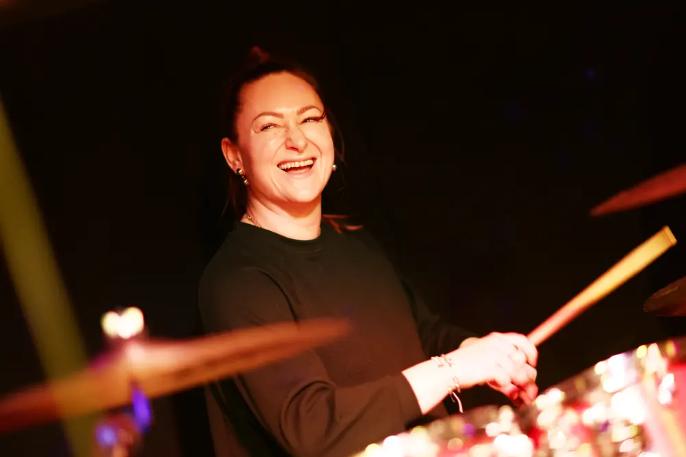 Alumna tocant la bateria a Jambala
