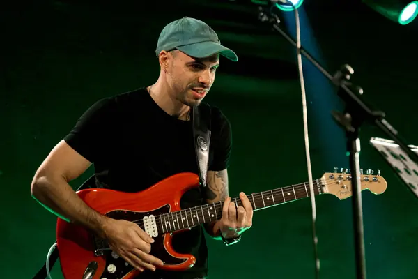 Guitarrista de Jambala tocant la guitarra elèctrica